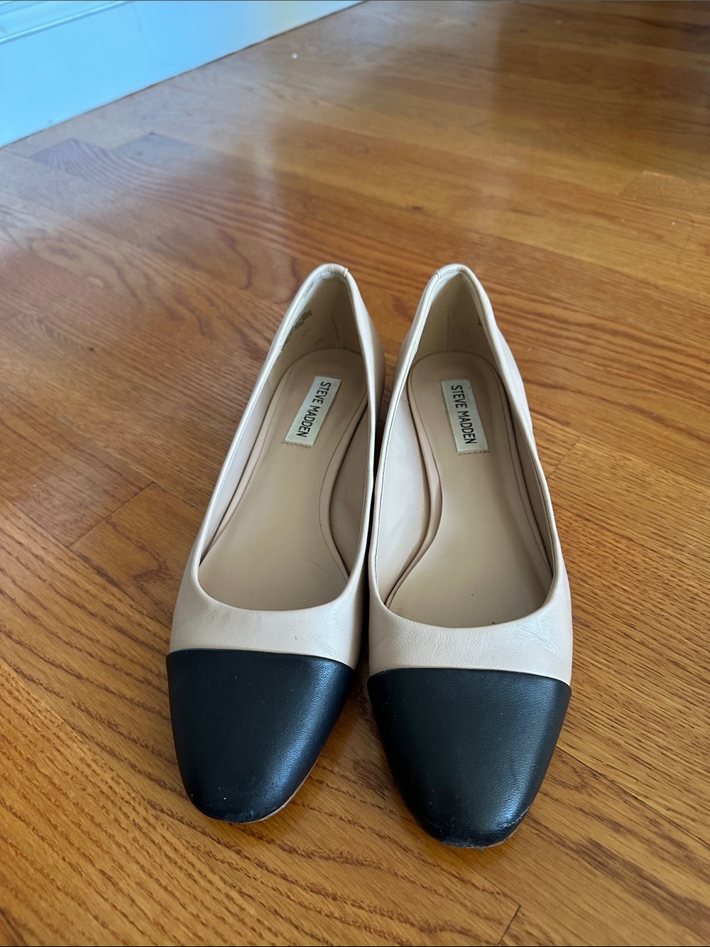 Steve Madden Sz 8.5 Two-Tone Cream and Black Cap-Toe Ballet Flats